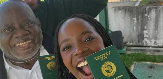 Clara Moneke celebra dupla nacionalidade recebimento de passaporte nigeriano
