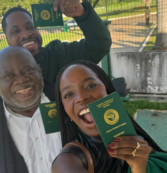 Clara Moneke celebra dupla nacionalidade recebimento de passaporte nigeriano