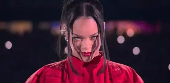 Após 7 anos, Rihanna volta aos palcos com show impecável