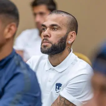 Daniel Alves é condenado a 4 anos e meio de prisão por estupro