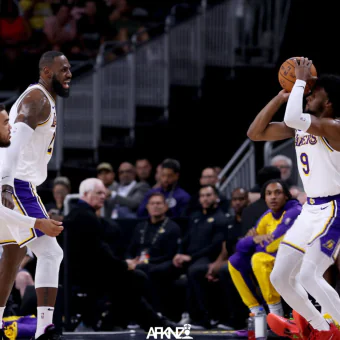 LeBron e Bronny James, seu filho, fazem história na NBA ao jogarem juntos