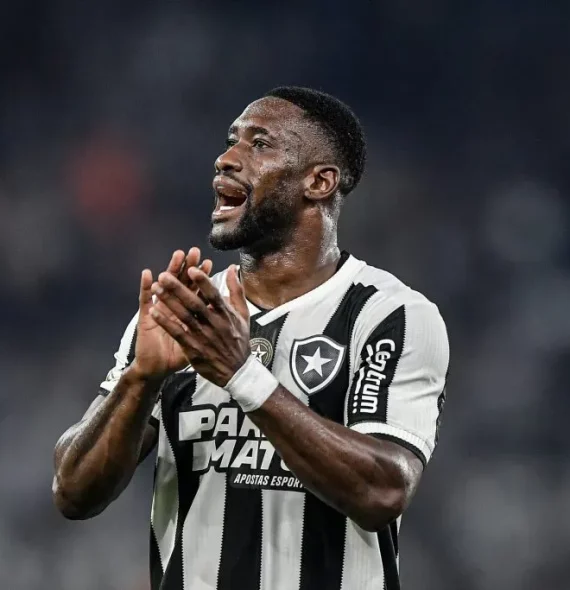 Com a vitória do Botafogo, Bastos se torna o primeiro angolano a ganhar a Libertadores