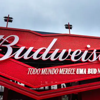 Lollapalooza 2024: Budweiser cria espaço exclusivo com distribuição de copos personalizados, hologramas e entrevistas com os artistas.