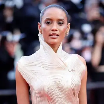 Cannes 2024: Taís Araujo encanta no tapete vermelho com look escultural de Lino Villaventura