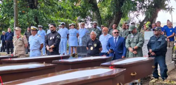 Cerimônia laica marca enterro de imigrantes africanos encontrados em barco à deriva no Pará