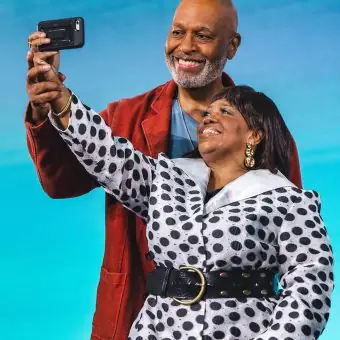 Chandra Wilson e James Pickens Jr. revelam bastidores de Grey’s Anatomy na D23 Expo, no Brasil