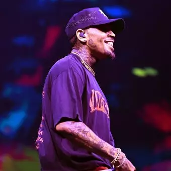 Prestes a desembarcar no Brasil, Chris brown se apresenta para 92 mil pessoas na África do Sul