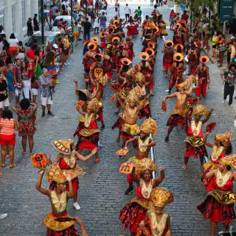 Desfile de Blocos Afro e Afoxés: Promovem celebração cultural em Salvador.