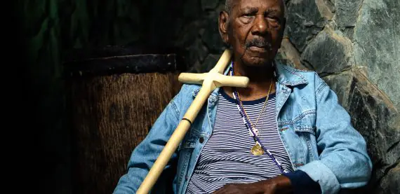 Dirigido por Roger Cipó, filme reúne Dexter e Jota.Pê para homenagear Carlos de Assumpção