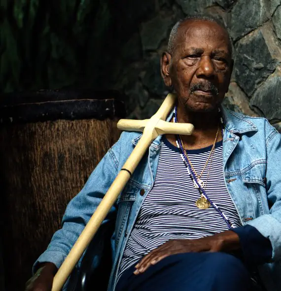 Dirigido por Roger Cipó, filme reúne Dexter e Jota.Pê para homenagear Carlos de Assumpção