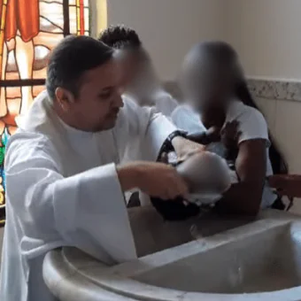 Família denuncia padre que deu puxão em bebê durante batizado