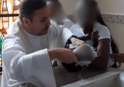 Família denuncia padre que deu puxão em bebê durante batizado