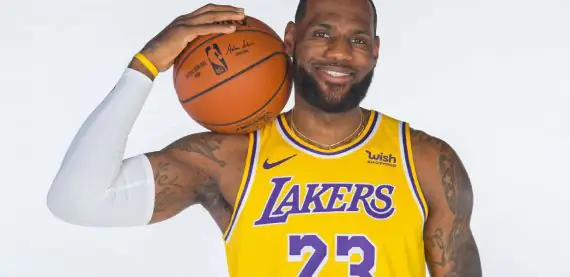 Fora dos playoffs da NBA, LeBron quer tempo com a família antes de Paris 2024