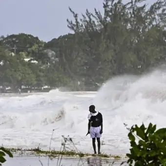 Furacão Beryl, atinge força de categoria 5, com ventos de até 252 km/h no mar do Caribe