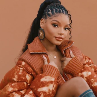 Halle Bailey relata depressão pós-parto: “Difícil me sentir normal em meu corpo”