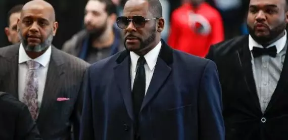 R. Kelly é sentenciado a 30 anos de prisão por crimes sexuais