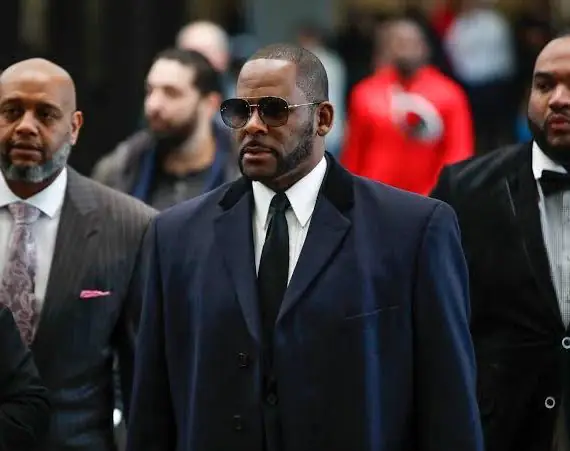 R. Kelly é sentenciado a 30 anos de prisão por crimes sexuais