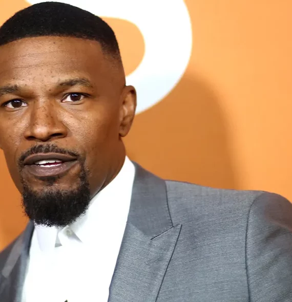 Jamie Foxx faz primeira aparição pública após alta hospitalar