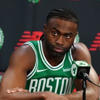 Jaylen Brown, jogador do boston Celtics, cria própria marca esportiva de tênis inspirada em Kobe Bryant