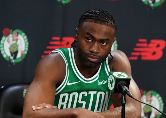 Jaylen Brown, jogador do boston Celtics, cria própria marca esportiva de tênis inspirada em Kobe Bryant