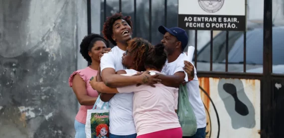 Jovem negro preso injustamente por erro de reconhecimento facial é solto após 17 meses