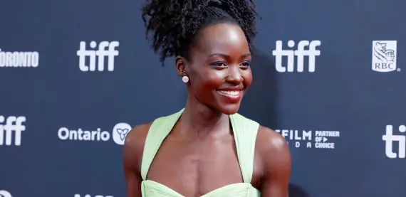 Lupita Nyong’o revela que tentou esconder sotaque queniano para ser aceita em Hollywood