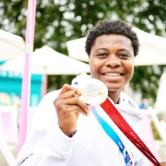 Mariam Eniola se torna a primeira africana a ganhar uma medalha de badminton nas Paralimpíadas