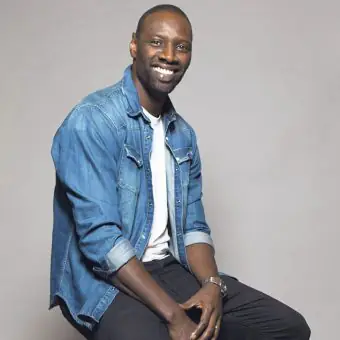 Omar Sy, revelou ao jornal britânico The Guardian que seus pais não sabiam o que ele fazia para ganhar a vida