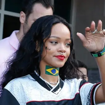 Rihanna afirma que torcia para o Brasil na infância e revela carinho por Ronaldinho Gaúcho