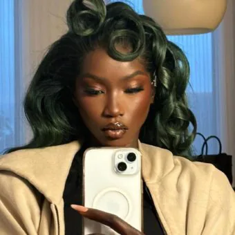 Anok Yai revela não querer mais ser indicada ao prêmio de Modelo do Ano: ‘Exausta’