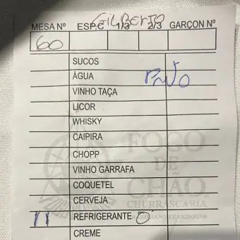 Cliente recebe comanda com identificação ‘Preto’ em churrascaria