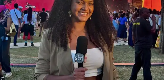 Jessi Alves assume o papel de repórter durante o Festival Feira Preta em São Paulo