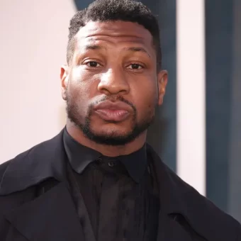 Jonathan Majors é condenado  a um ano de reabilitação em caso de violência domestica