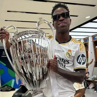 Vini Jr recebe prêmio de melhor jogador da Champions League