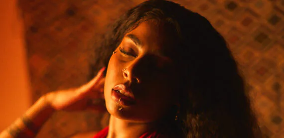 Com single envolvente de R&B e afrobeat, Nega lança ‘Melanina’