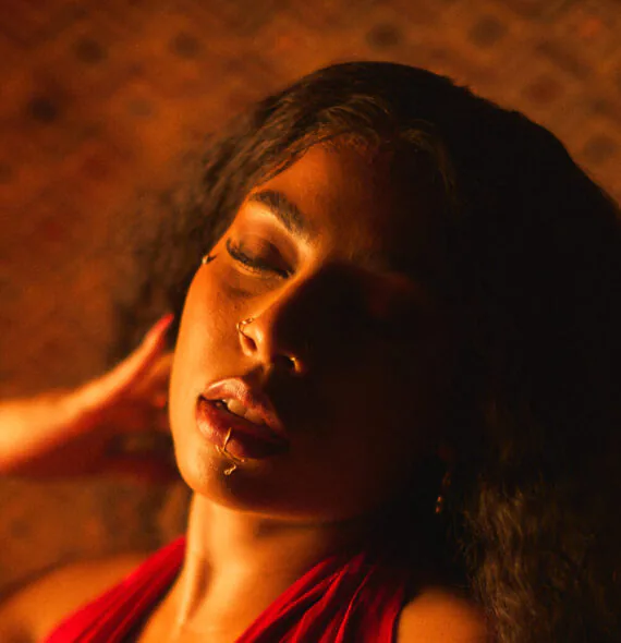 Com single envolvente de R&B e afrobeat, Nega lança ‘Melanina’