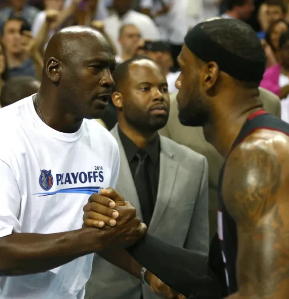 LeBron James relembra partida contra Michael Jordan em 2001: “Eu estava indefensável”