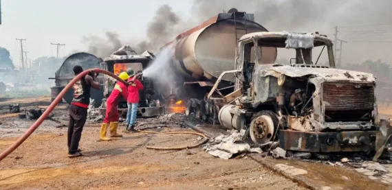 Explosão de caminhão-tanque na Nigéria deixa 98 mortos e número pode aumentar