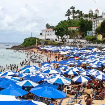 Em Salvador, ambulantes protestam contra novas regras e deixam areia vazia na praia do Porto da Barra; entenda