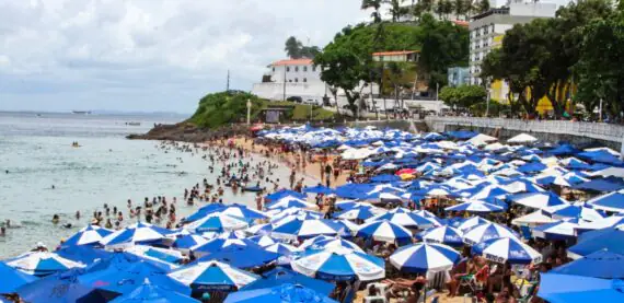 Em Salvador, ambulantes protestam contra novas regras e deixam areia vazia na praia do Porto da Barra; entenda