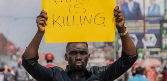 População da RD Congo protesta contra invasão de Ruanda no país e queima embaixadas e complexo da ONU