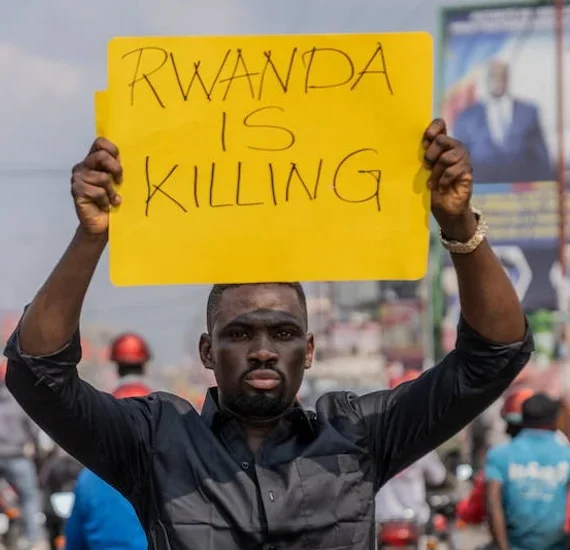 População da RD Congo protesta contra invasão de Ruanda no país e queima embaixadas e complexo da ONU