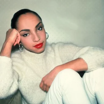 Sade Adu, a maior romântica da música, completa 66 anos