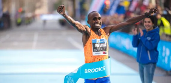 Atleta ugandense quebra recorde mundial e se torna o primeiro atleta a completar meia maratona em menos de 57 minutos