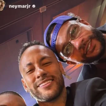 Memphis e Neymar trocam de camisas e chuteiras no clássico entre Corinthians e Santos