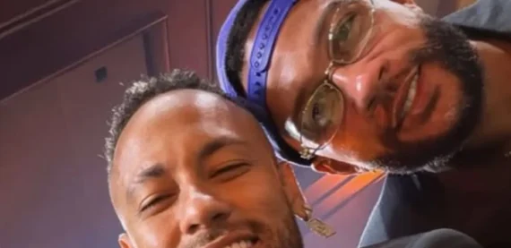 Memphis e Neymar trocam de camisas e chuteiras no clássico entre Corinthians e Santos