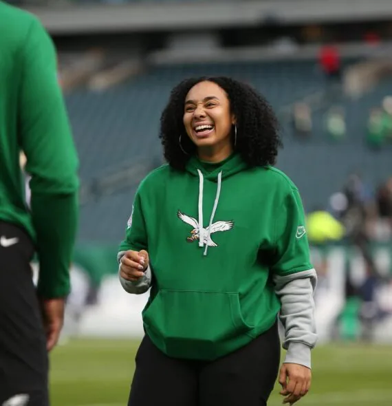 Conheça Autumn Lockwood, a primeira treinadora negra a vencer um Super Bowl