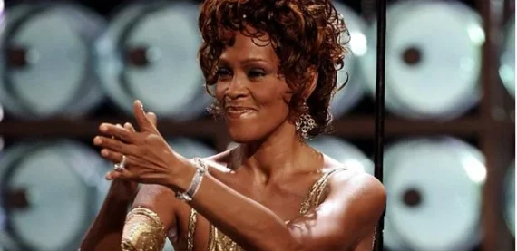 Há 40 anos, Whitney Houston lançava “Whitney Houston”, seu disco de estreia