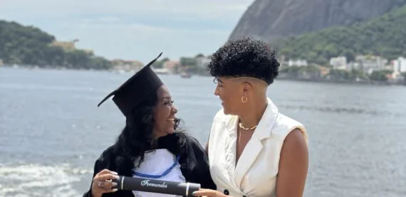 Nath Finanças celebra formatura da mãe aos 52 anos na faculdade de Sistemas de Informação