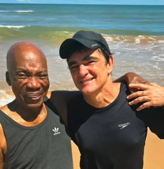 Milton Nascimento aproveita dia na praia em viagem à Bahia: ‘Lugar que eu amo tanto’
